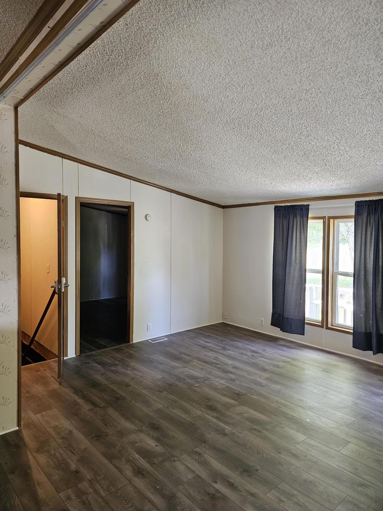 722 Roe Street Buchanan, MI 49107 - Photo 3 of 18 Living room