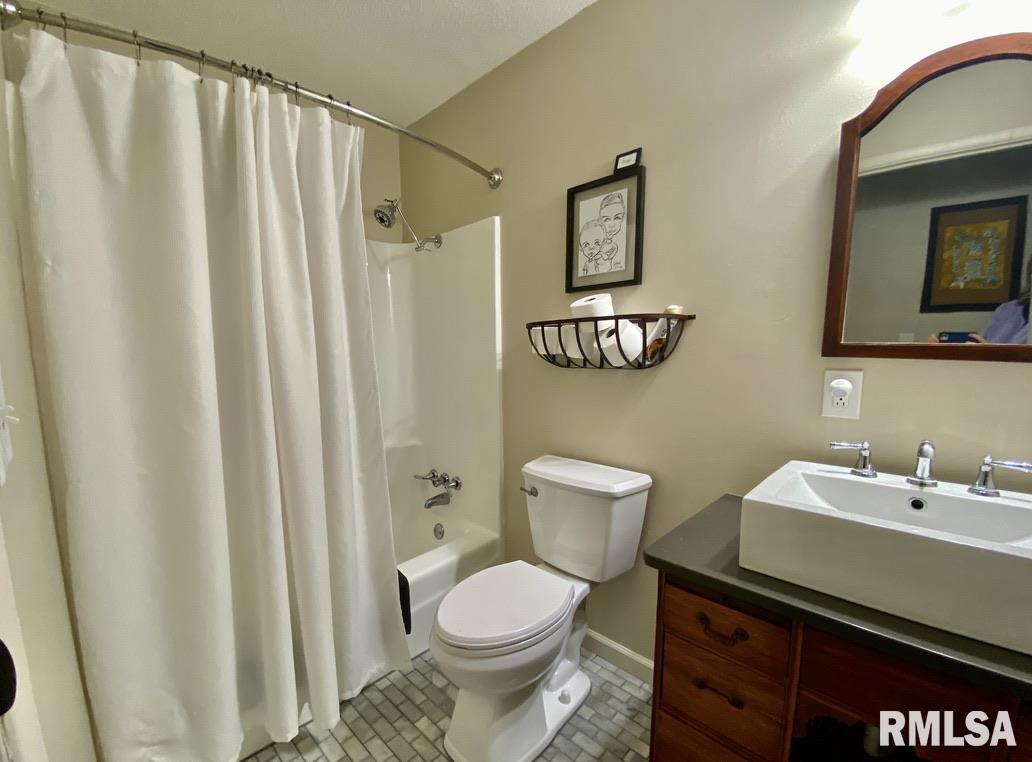 2022 Mound Road Jacksonville, IL 62650 - Photo 17 of 20 Gallery Image 17