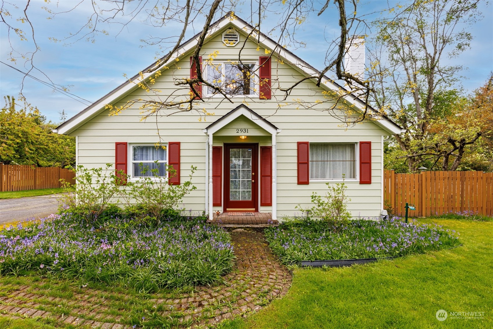 2931 McLeod Road Bellingham, WA 98225 - Photo 17 of 37 a front view of a house with garden