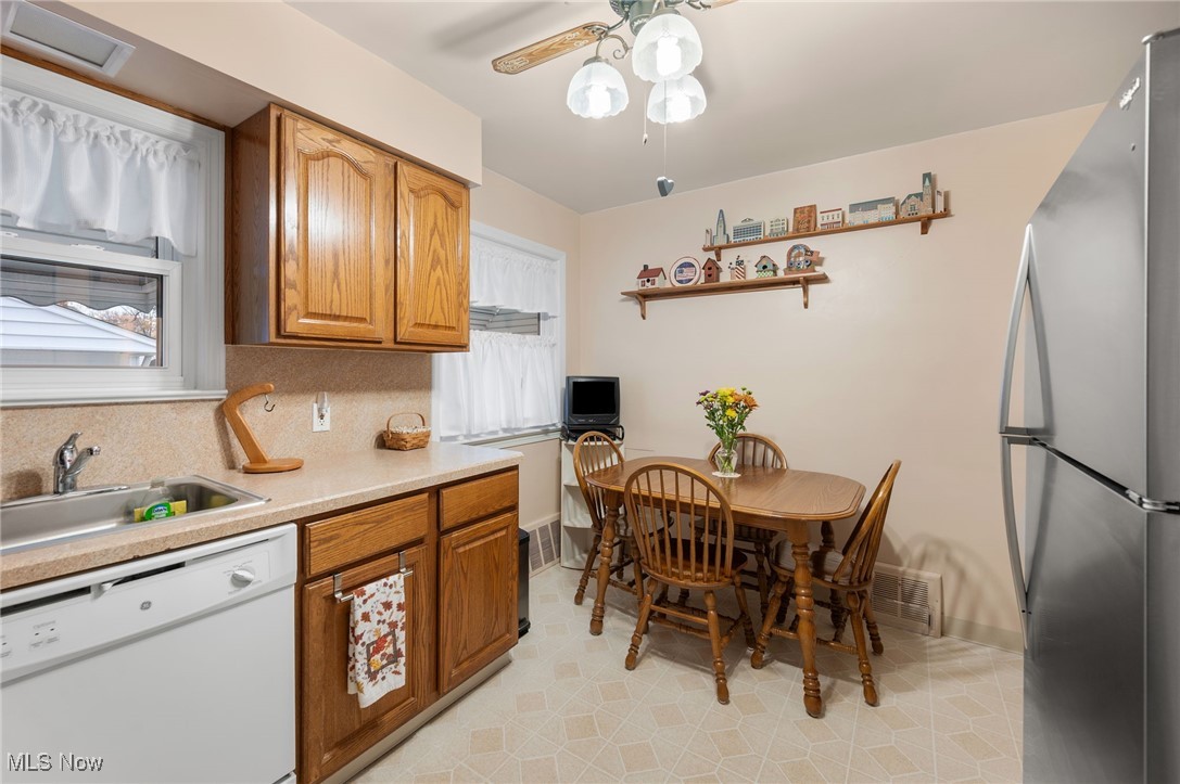 29950 Elgin Road Wickliffe, OH 44092 - Photo 12 of 40 Adequate eating area!