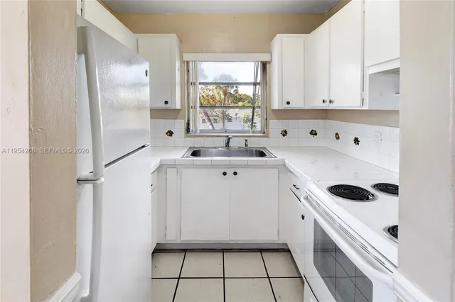 $2,200 | 133 Southeast 4th Avenue, Unit 10, Hallandale Beach, FL 33009