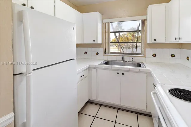 $2,200 | 133 Southeast 4th Avenue, Unit 10, Hallandale Beach, FL 33009