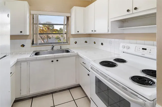 $2,200 | 133 Southeast 4th Avenue, Unit 10, Hallandale Beach, FL 33009