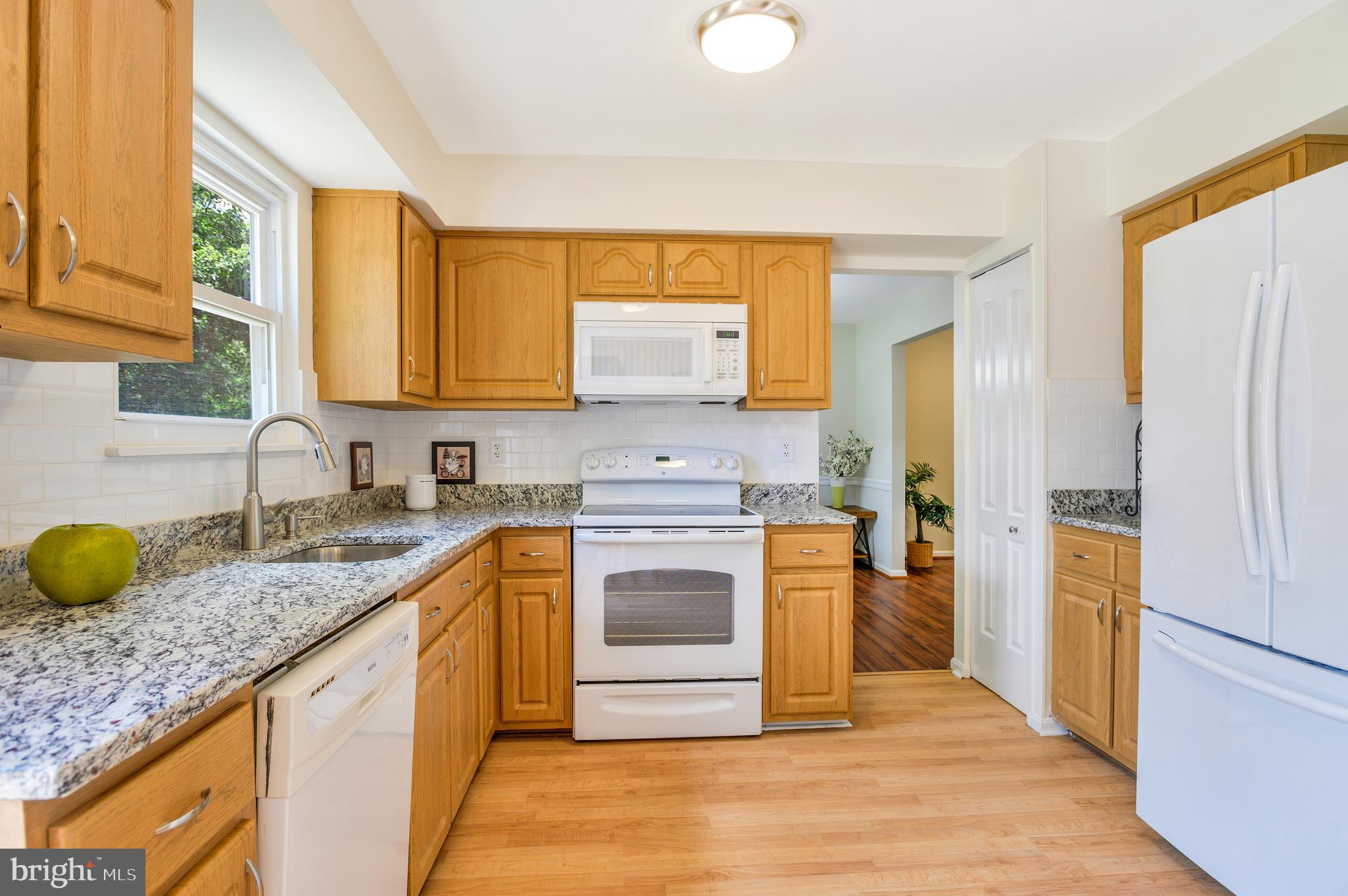 918 Pointer Ridge Drive Gaithersburg, MD 20878 - Photo 17 of 41 Kitchen with tile backsplash
