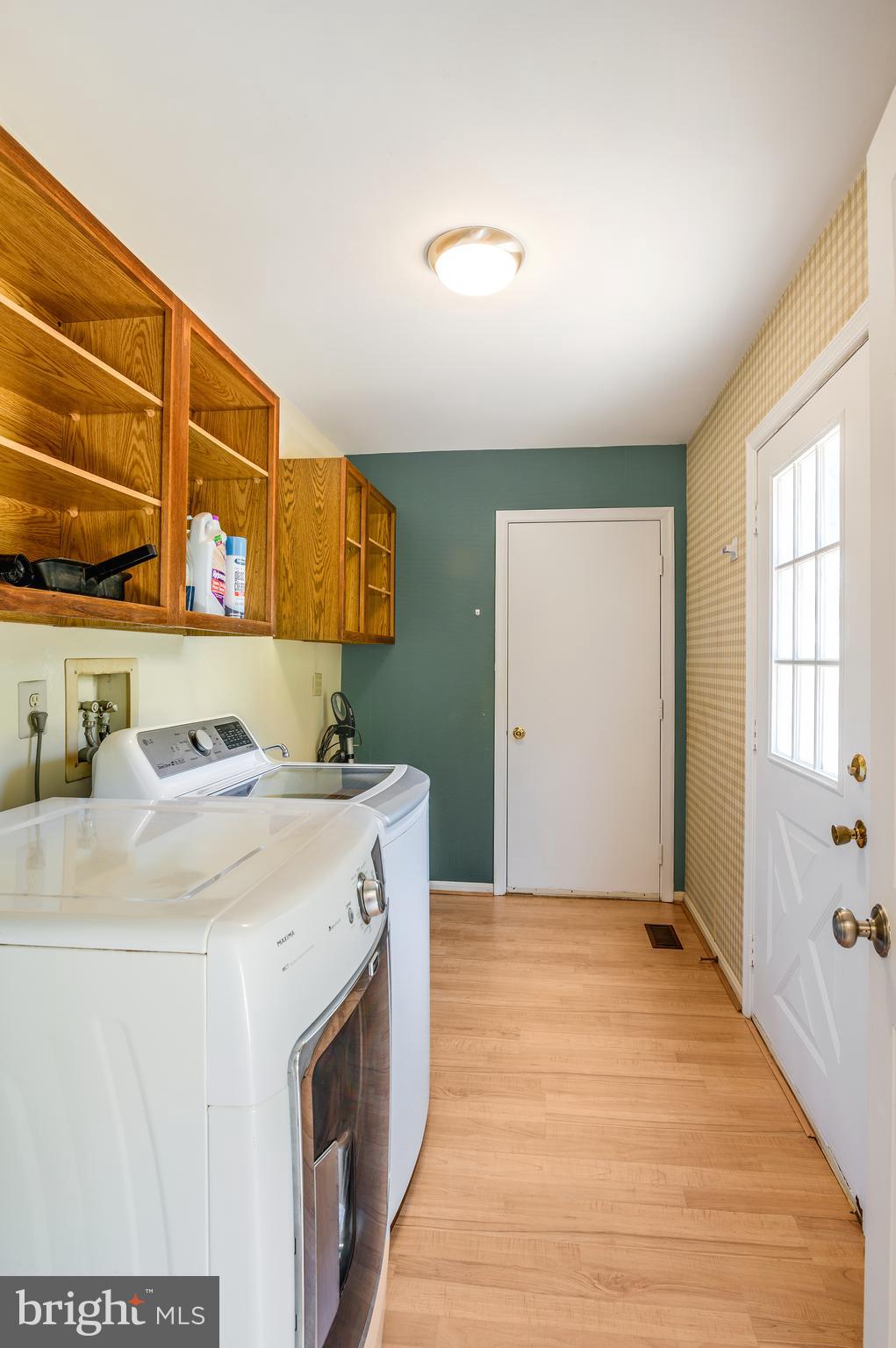 918 Pointer Ridge Drive Gaithersburg, MD 20878 - Photo 23 of 41 First floor laundry/mudroom`