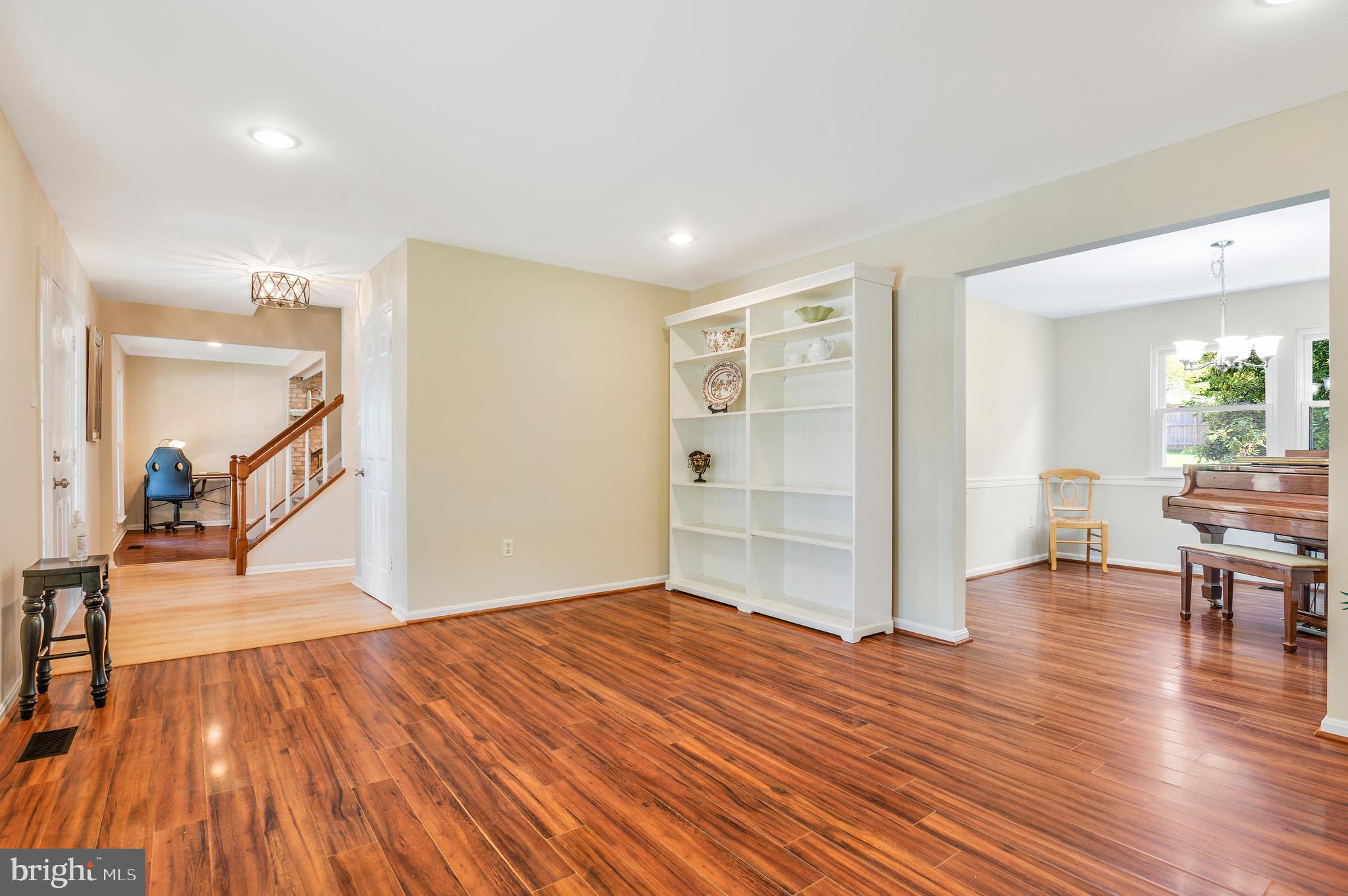 918 Pointer Ridge Drive Gaithersburg, MD 20878 - Photo 10 of 41 Living Room