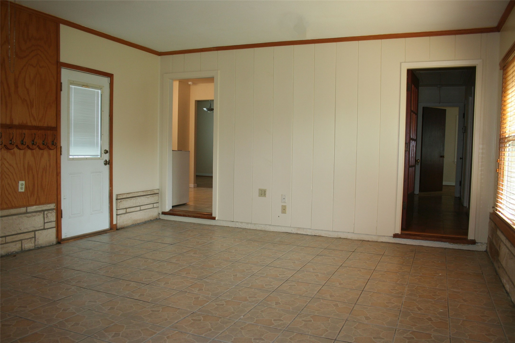 7518 El Rancho Street Houston, TX 77087 - Photo 8 of 14 Spacious back room serves as a family room