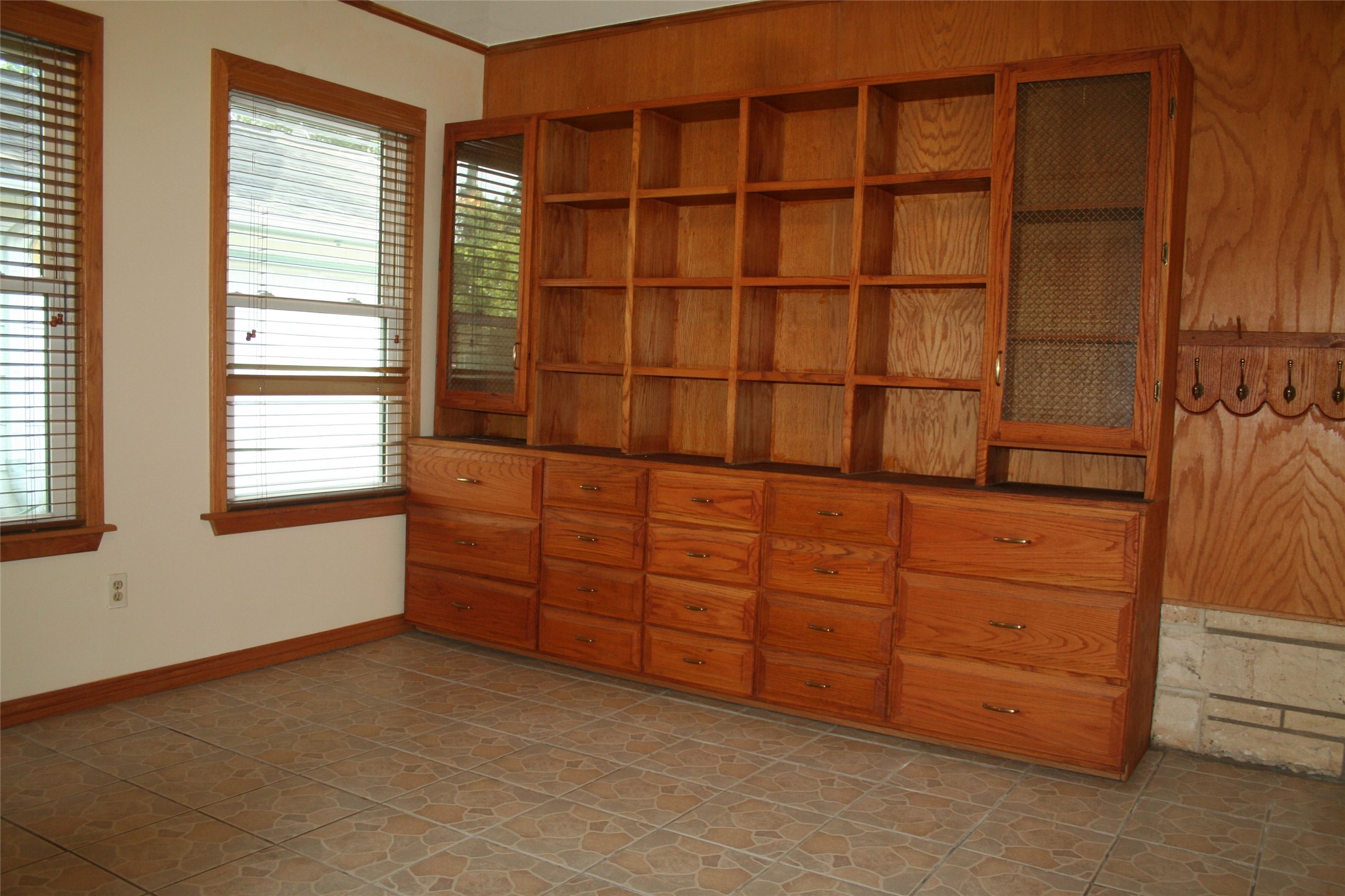 7518 El Rancho Street Houston, TX 77087 - Photo 9 of 14 Built-in book shelves