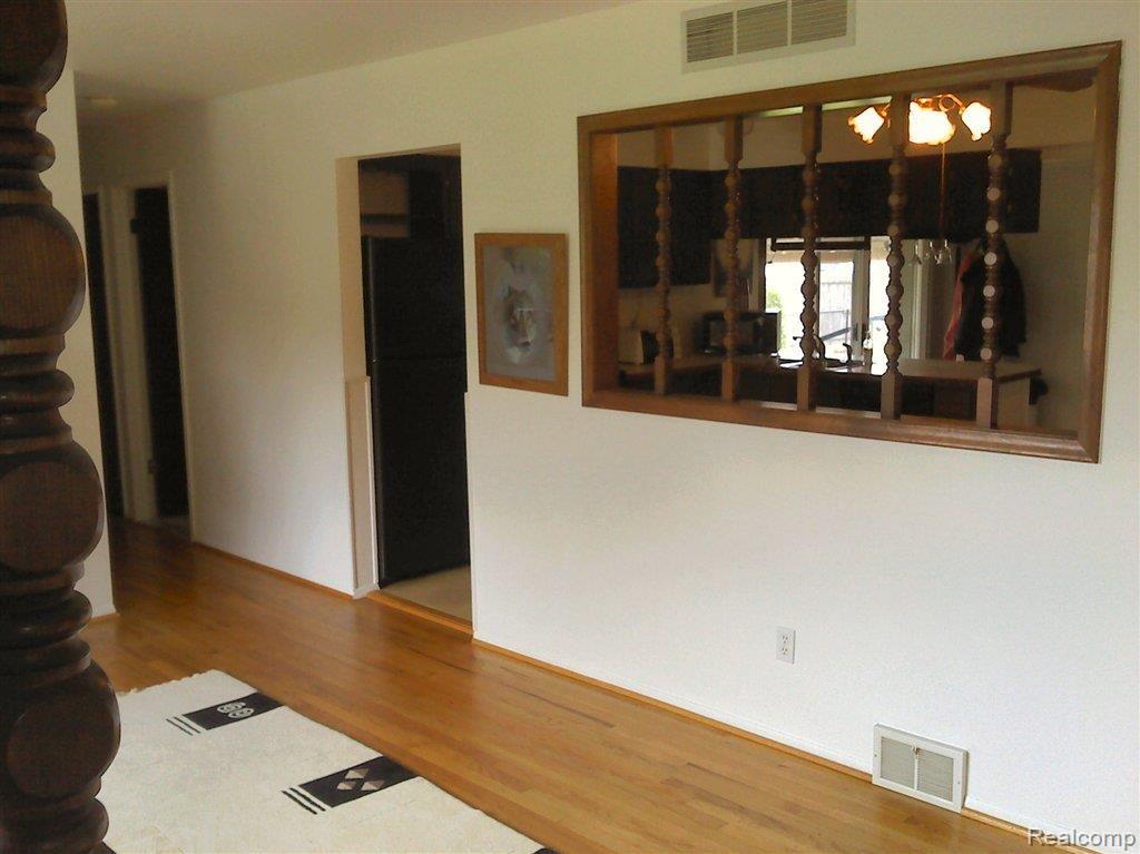 45049 Hecker Drive Utica, MI 48317 - Photo 6 of 12 Living Room 1.jpg