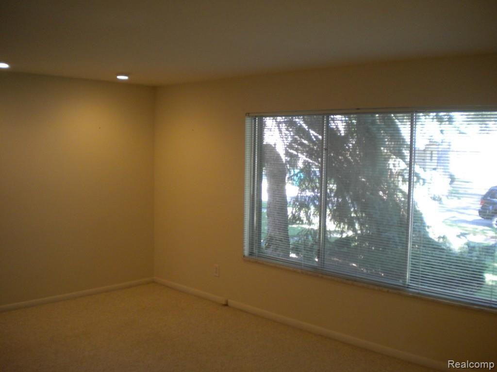 905-07 Harcourt Road Grosse Pointe, MI 48230 - Photo 2 of 13 8.JPG