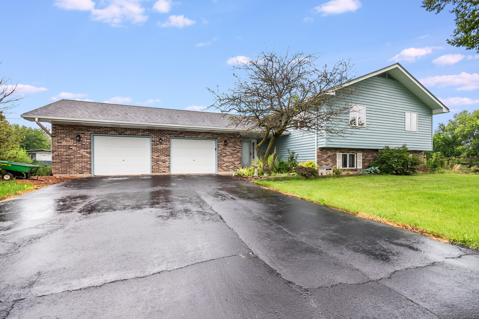 44W601 Ellithorpe Road Elgin, IL 60124 - Photo 12 of 32 a front view of house with yard and trees