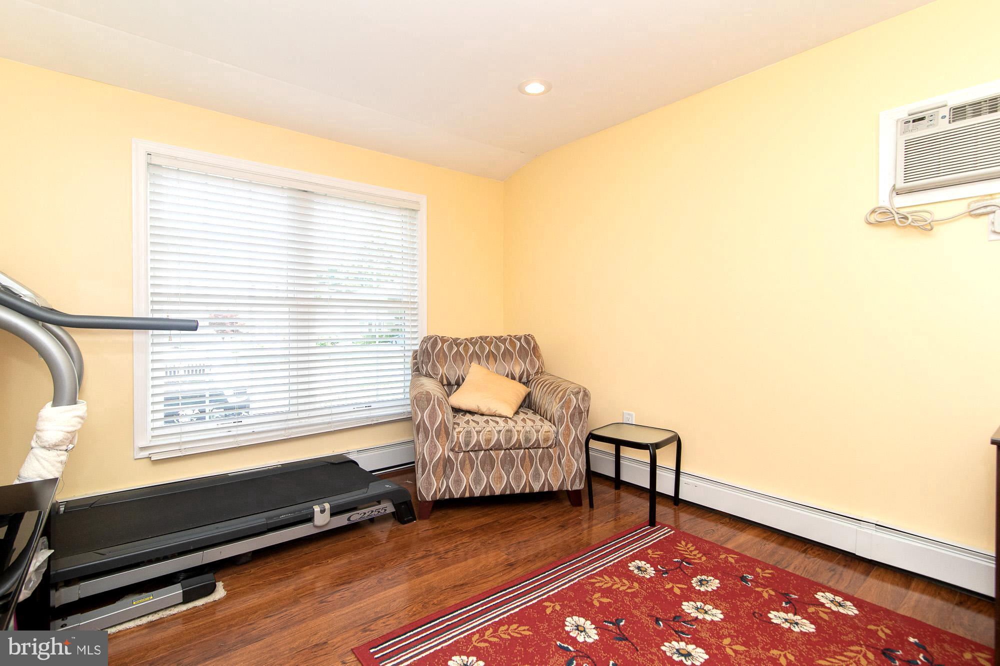 25 Trim Road Levittown, PA 19056 - Photo 17 of 37 Main level suite LR