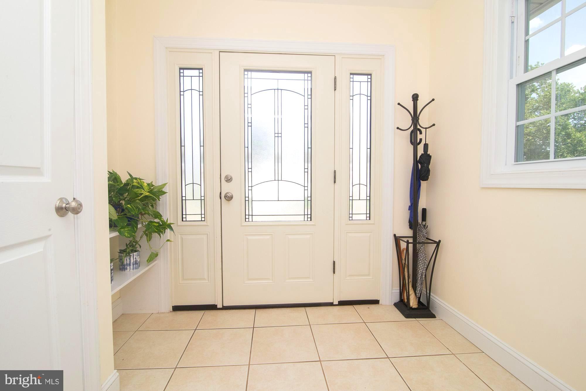 25 Trim Road Levittown, PA 19056 - Photo 3 of 37 Enclosed foyer