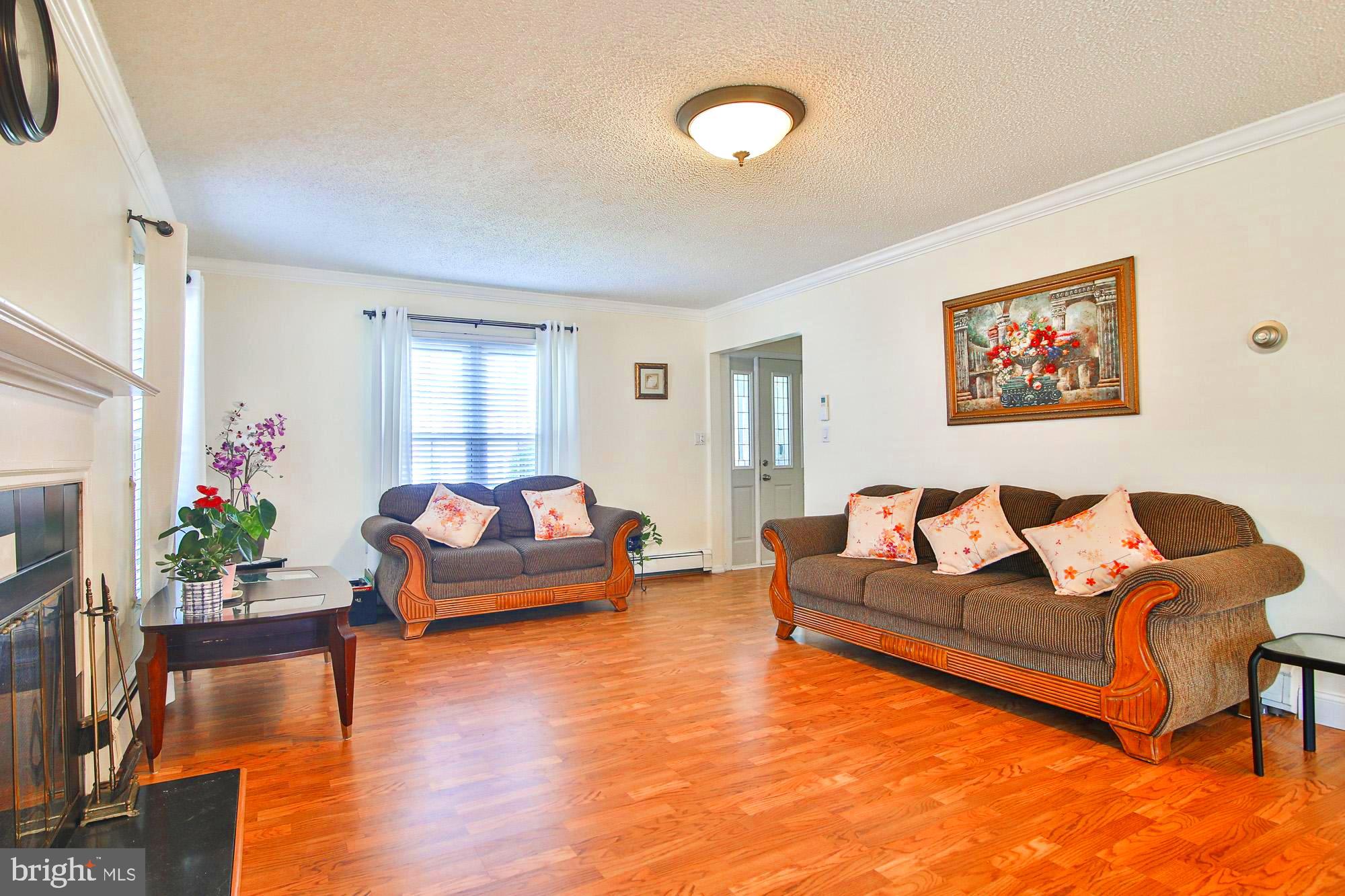 25 Trim Road Levittown, PA 19056 - Photo 5 of 37 Living Room