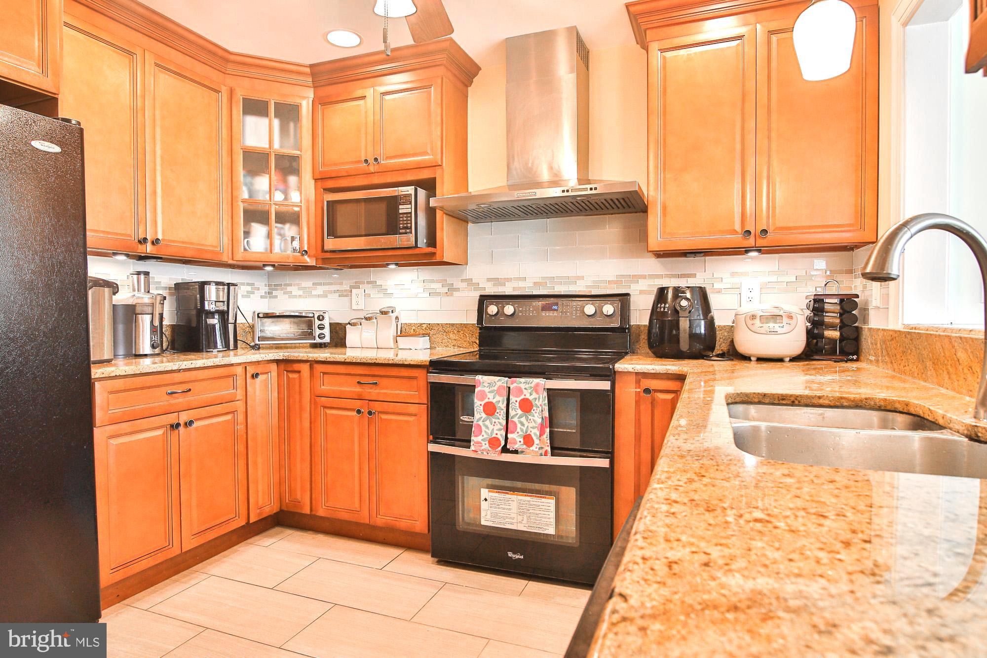 25 Trim Road Levittown, PA 19056 - Photo 9 of 37 Kitchen with gleaming granite counters