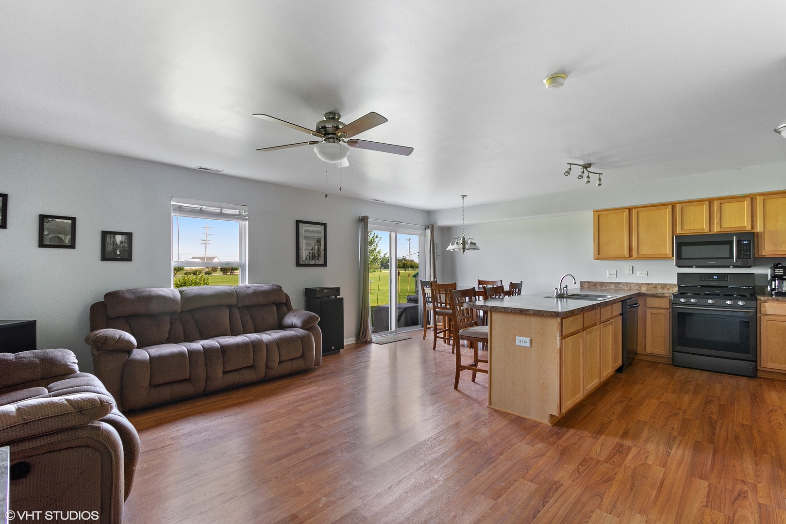 25109 Faraday Road Manhattan, IL 60442 - Photo 4 of 12 a living room with furniture and kitchen view