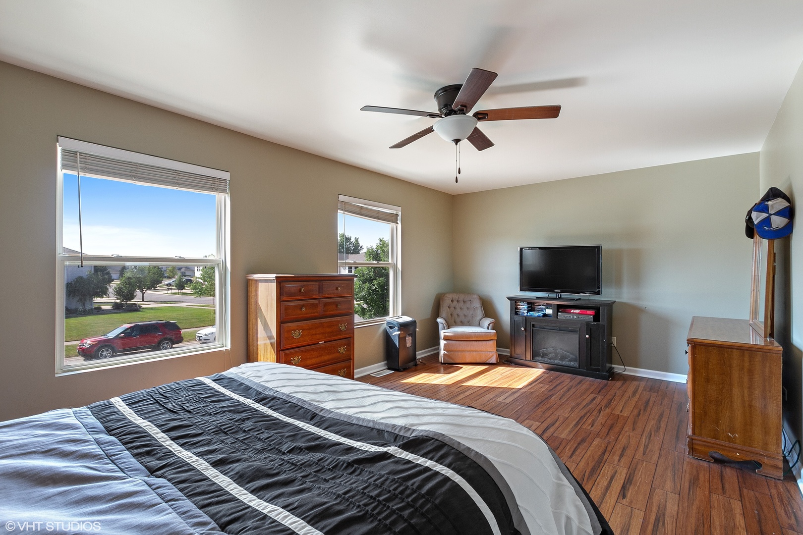 25109 Faraday Road Manhattan, IL 60442 - Photo 5 of 12 a bedroom with a bed and wooden floor