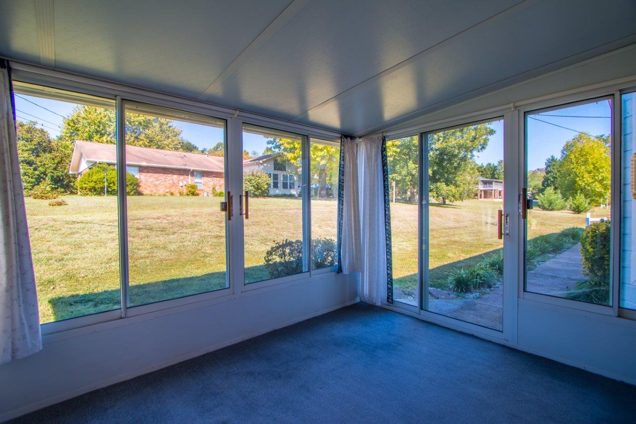 9123 Edgewater Road Chattanooga, TN 37416 - Photo 29 of 33 Sunroom