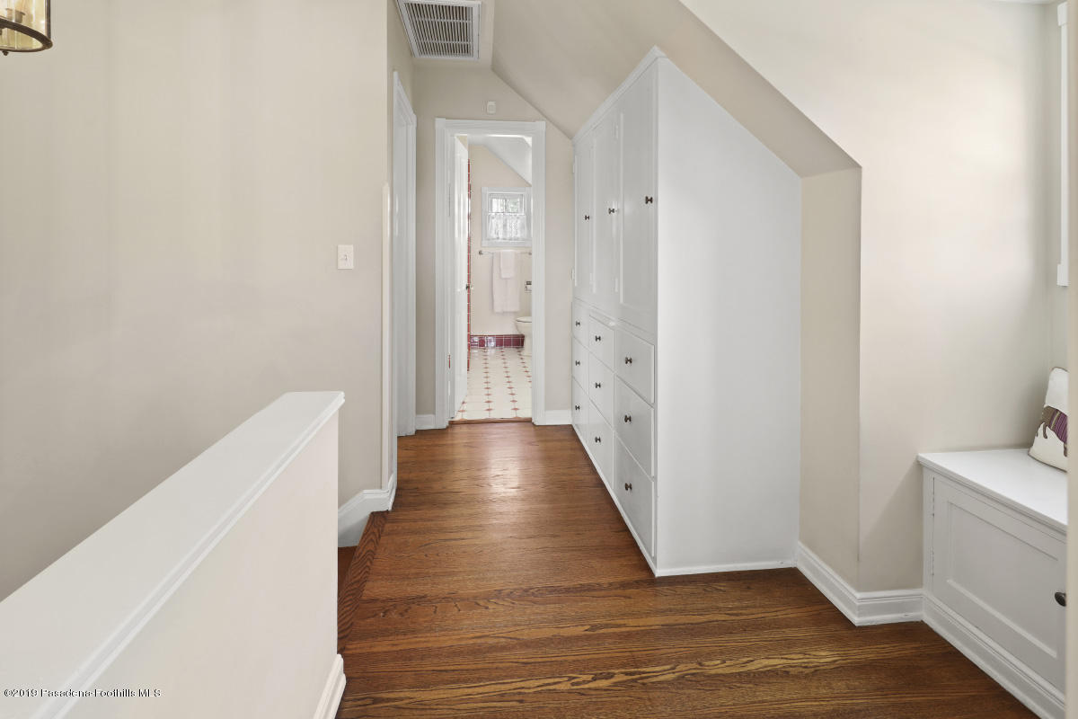 99 Annandale Road Pasadena, CA 91105 - Photo 14 of 32 Upstairs Hallway