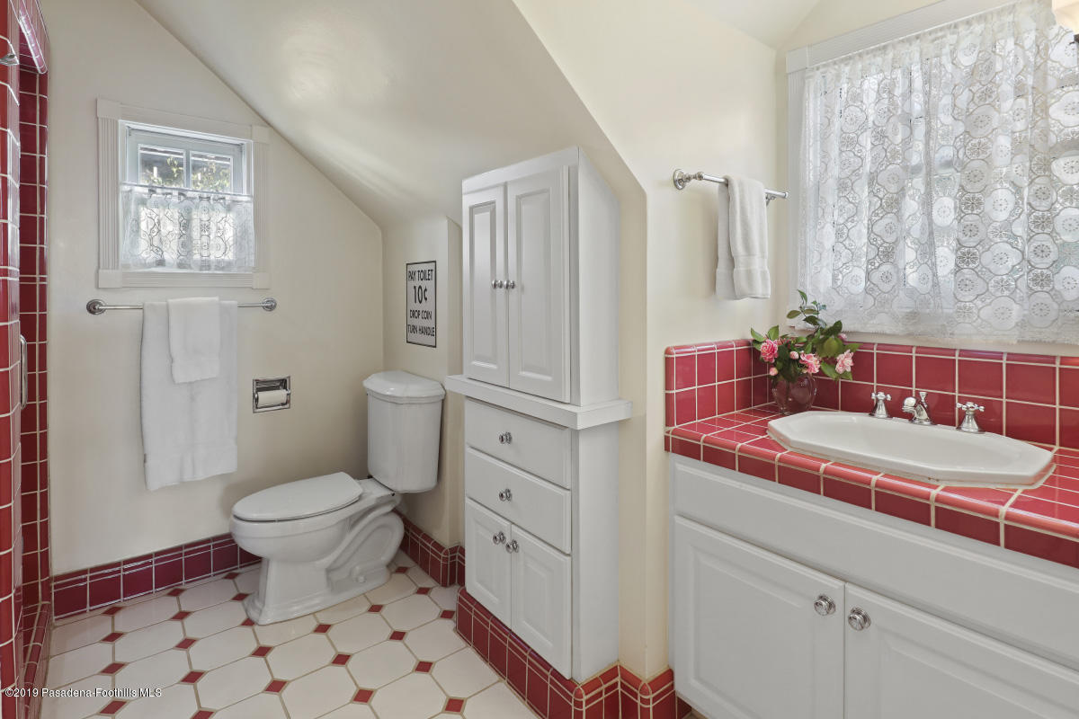 99 Annandale Road Pasadena, CA 91105 - Photo 24 of 32 Hallway Bathroom upstairs