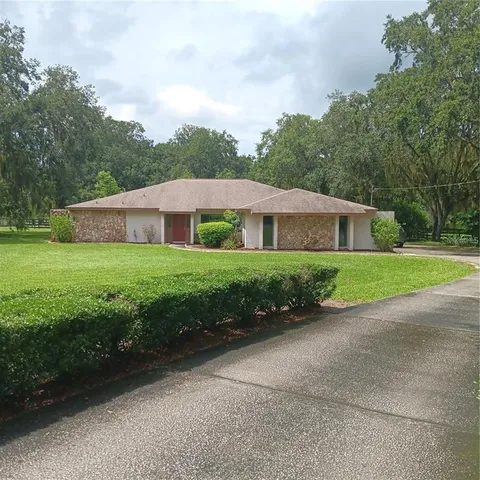 a view of a house with backyard and garden