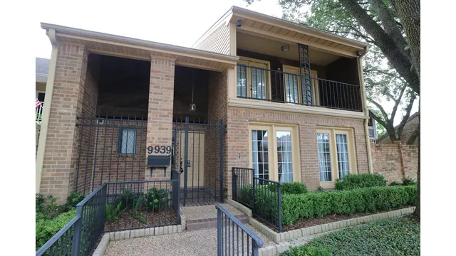 $2,400 | 9939 Kemp Forest Drive, Houston, TX 77080