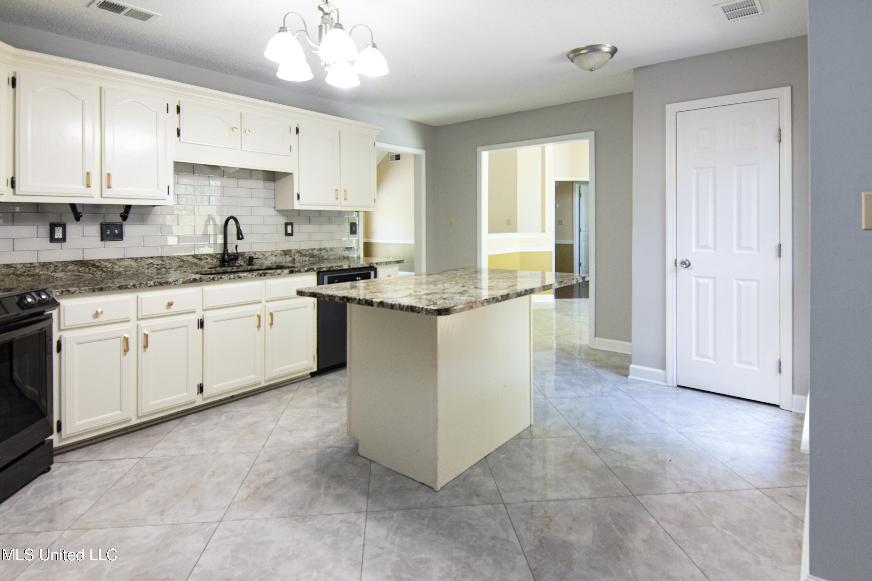 1945 Jaybird Road Hernando, MS 38632 - Photo 7 of 23 Kitchen