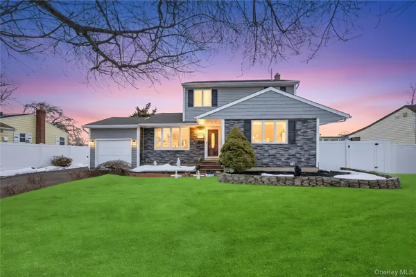 $789,999 | 225 Farhan Lane, North Babylon, NY 11703