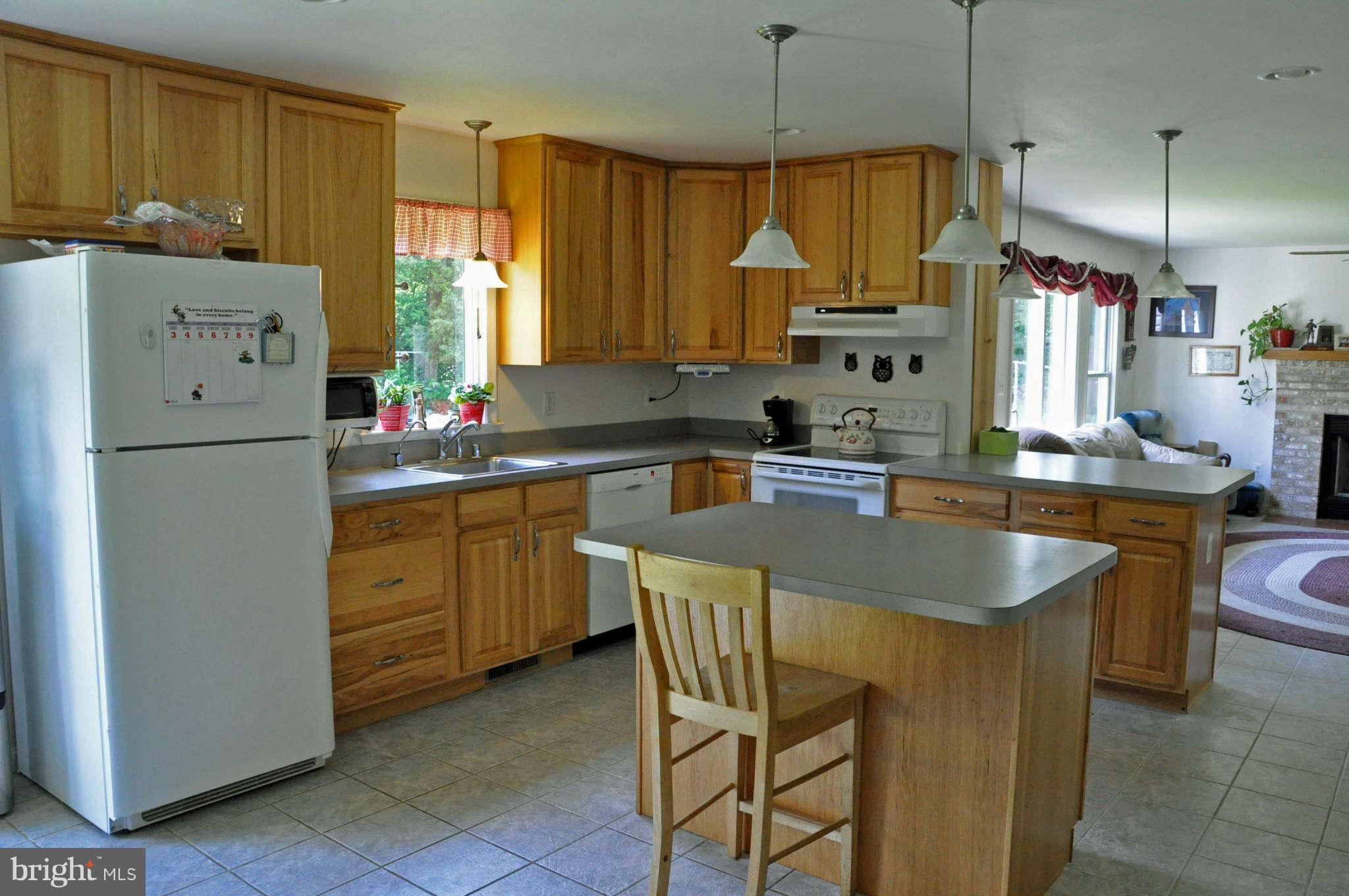 County kitchen w/ plenty of cabinet/counter space