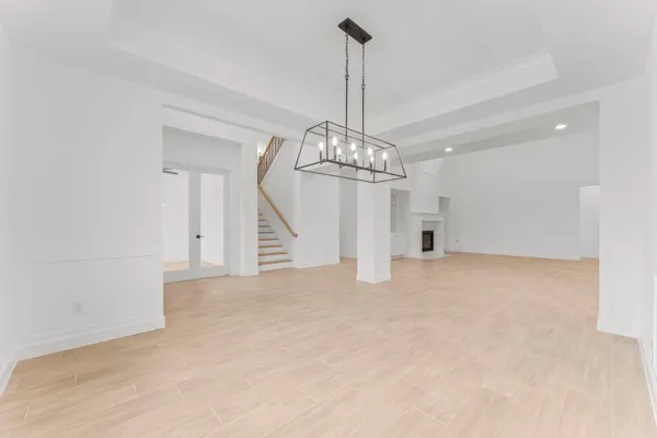 a view of a chandelier in big room and chandelier
