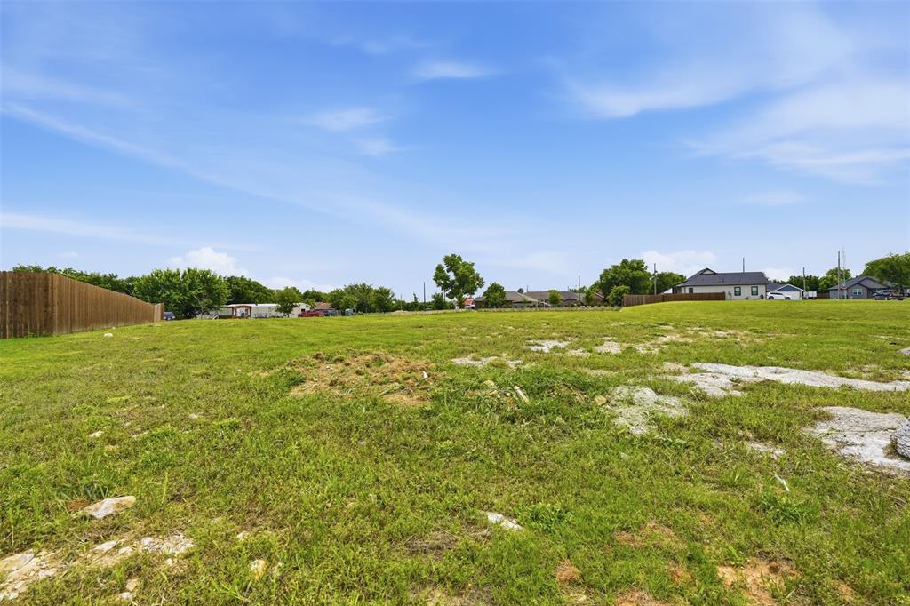 516 Highview Court Godley, TX 76044 - Photo 3 of 15 a view of a field with an ocean