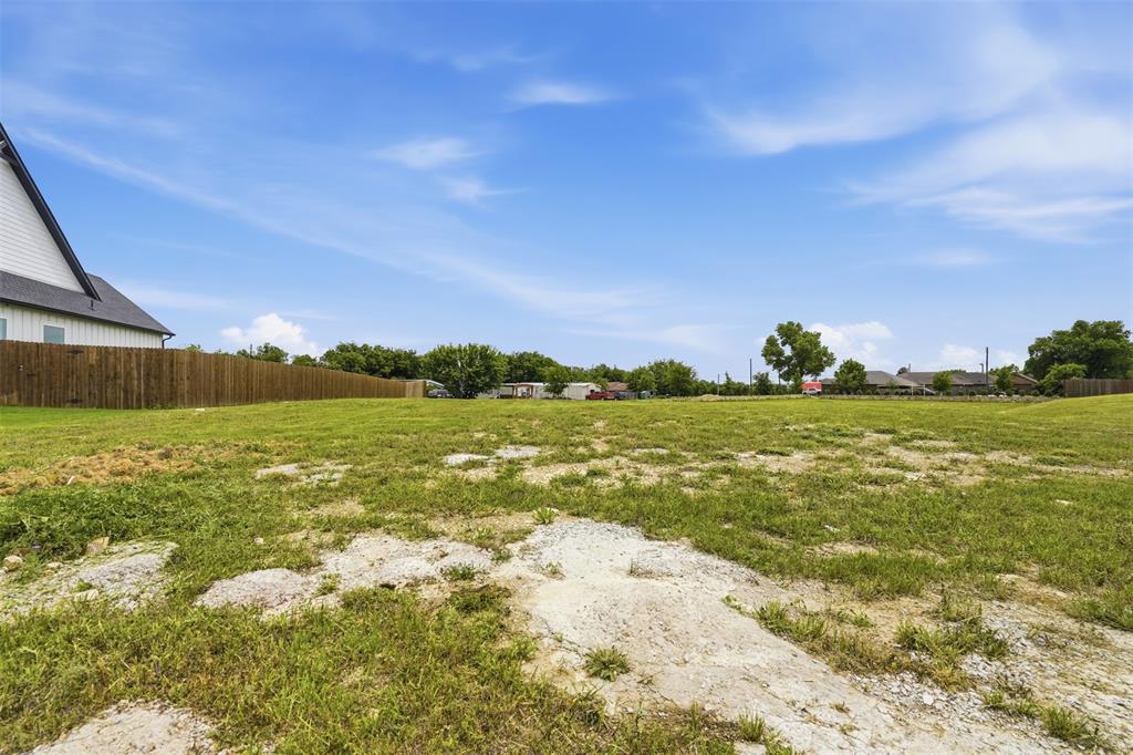 516 Highview Court Godley, TX 76044 - Photo 4 of 15 a view of an ocean and beach