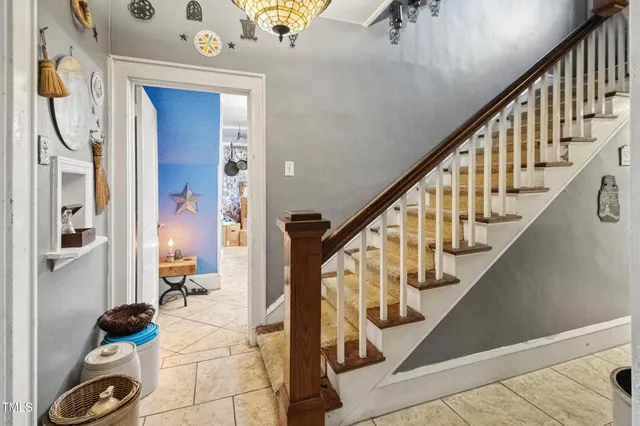 a view of an entryway with a workspace