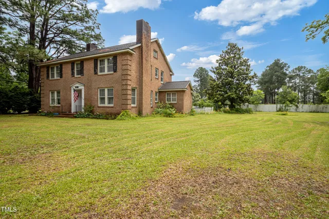 a view of a house with a yard