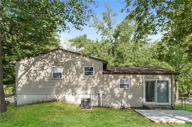 $2,275 | 1109 Northeast Columbus Street, Lee's Summit, MO 64086