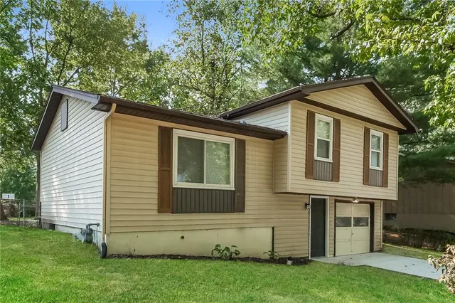$2,260 | 1109 Northeast Columbus Street, Lee's Summit, MO 64086