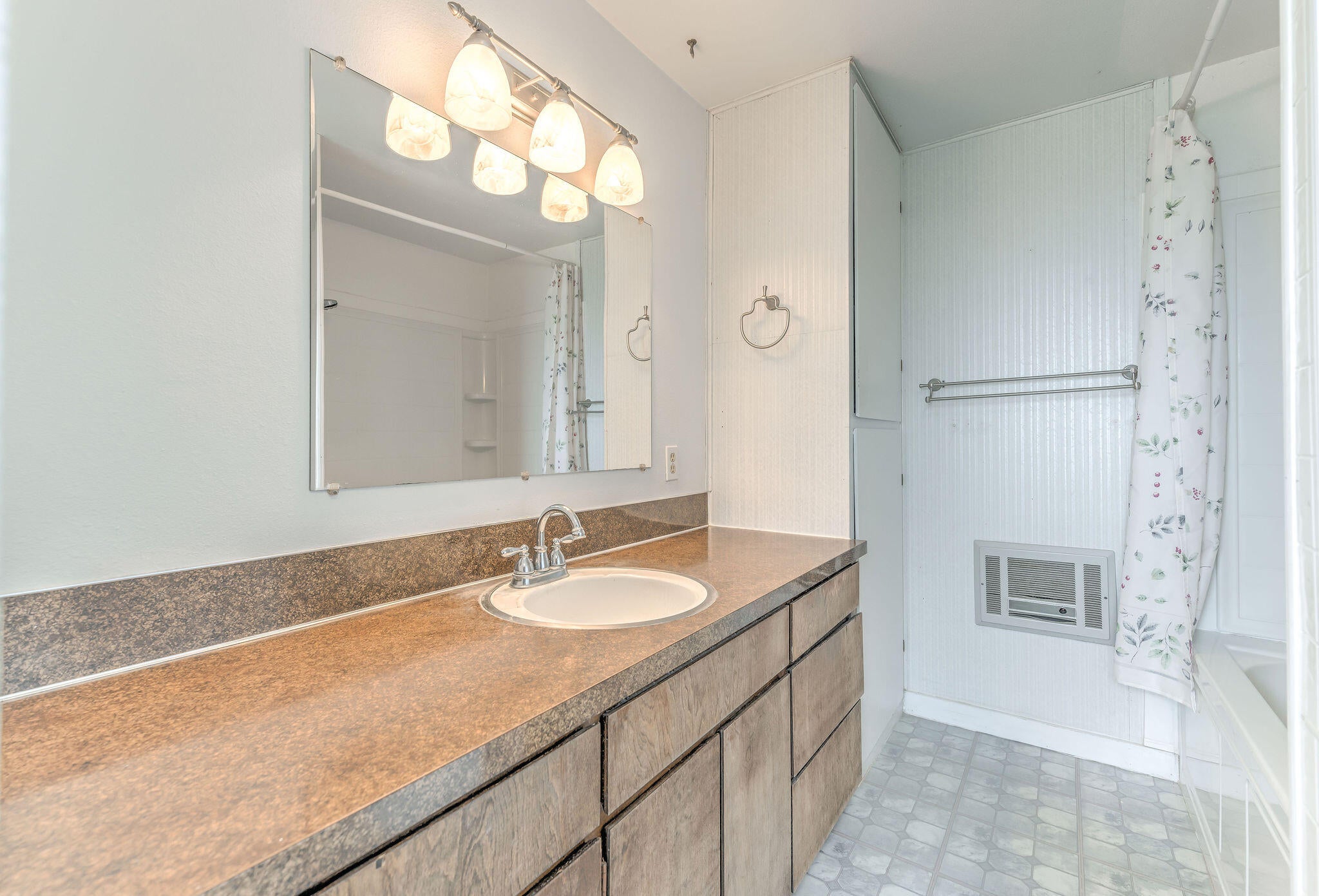 6533 Green Valley Road Prineville, OR 97754 - Photo 19 of 41 PRIMARY BATH