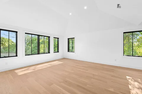 $5,995,000 | 126 Long Lane, East Hampton, NY 11937