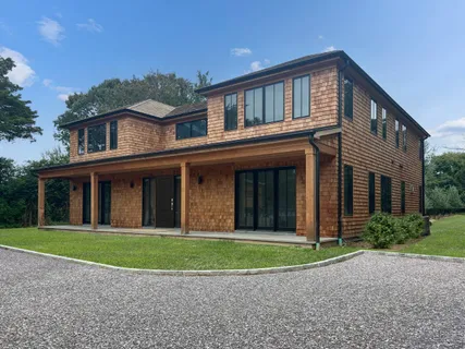 $6,995,000 | 126 Long Lane, East Hampton, NY 11937