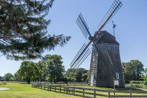 $6,995,000 | 126 Long Lane, East Hampton, NY 11937