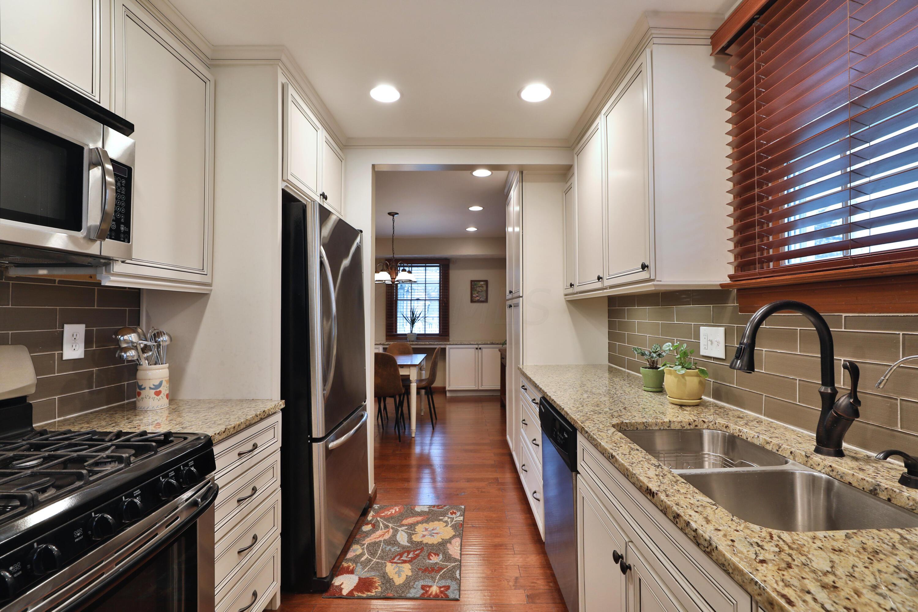 390 East Beaumont Road Columbus, OH 43214 - Photo 18 of 52 Eat-in kitchen