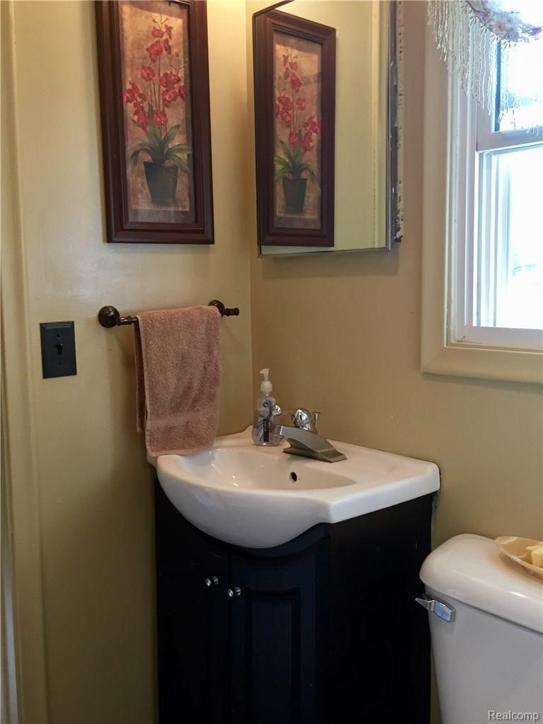 9503 North Vassar Road Mount Morris, MI 48458 - Photo 22 of 35 bath 1.jpg