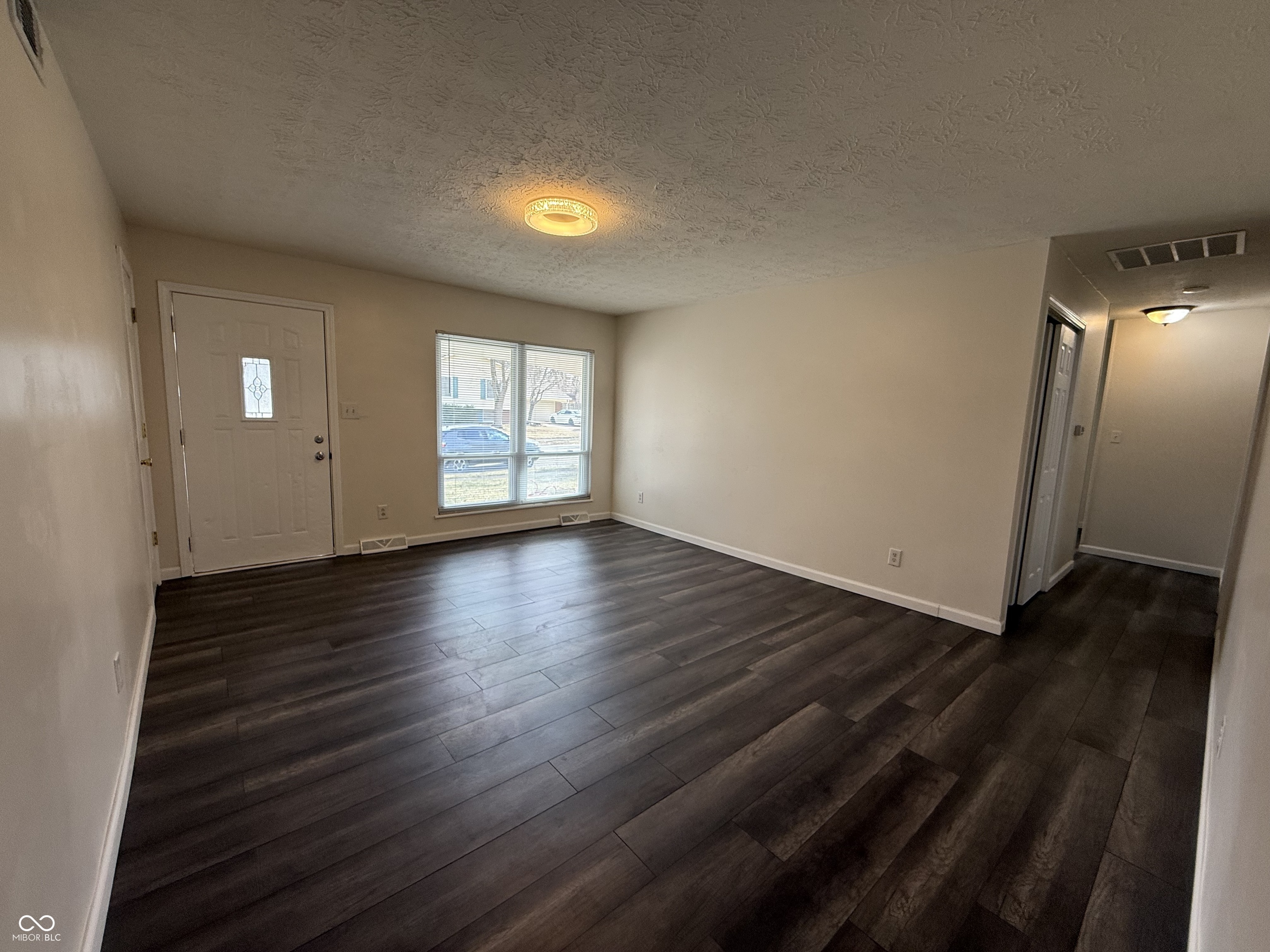 7546 Miracle Road Indianapolis, IN 46237 - Photo 2 of 38