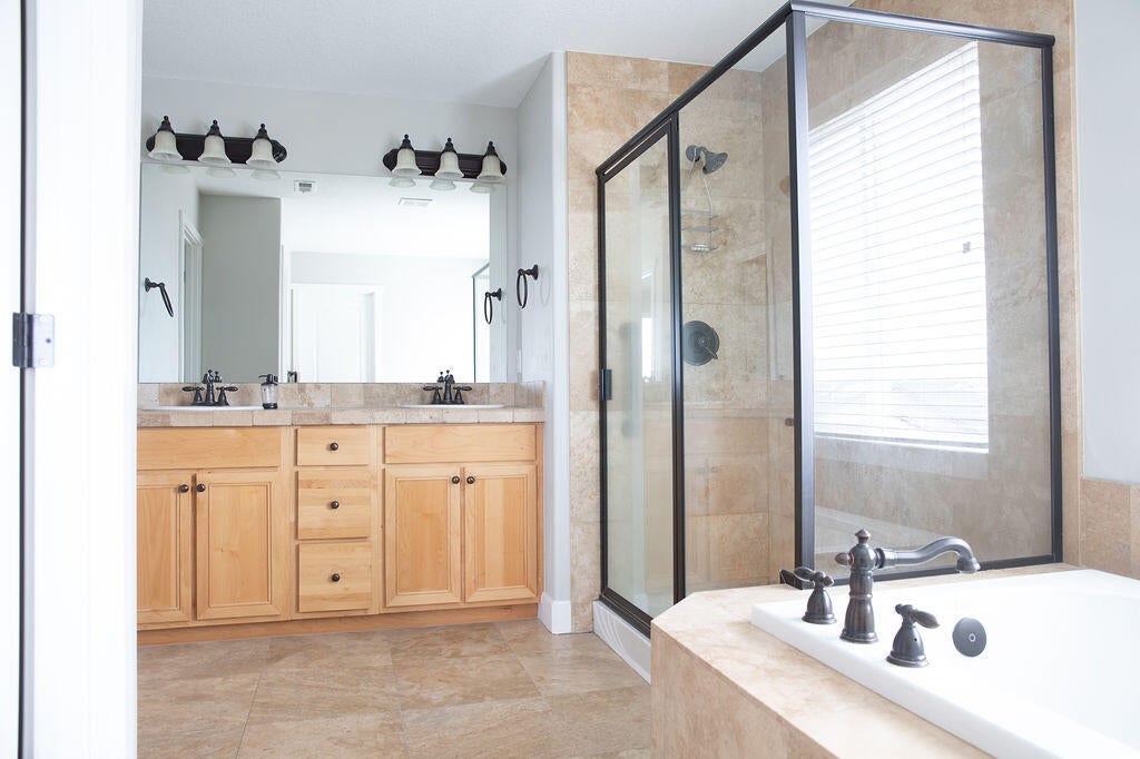 20733 Kilbourne Loop Bend, OR 97701 - Photo 21 of 29 main bathroom