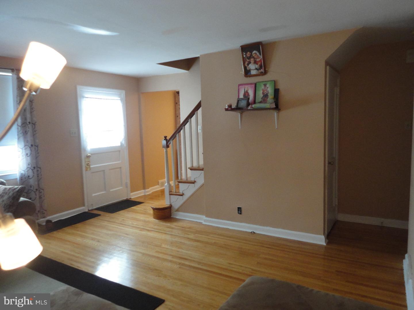 434 Claremont Road Springfield, PA 19064 - Photo 4 of 25 Living Room