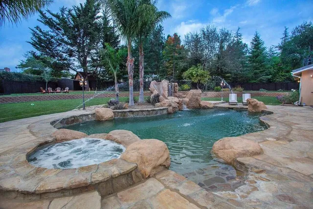 a view of a garden with water fountain