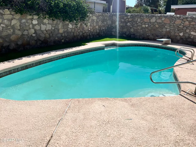 a view of a house with backyard porch and garden