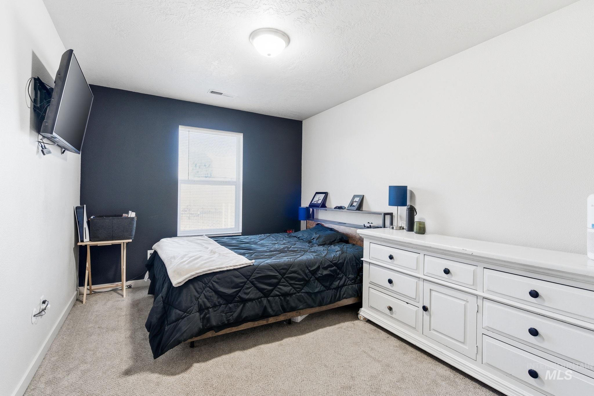 16887 Bethany Avenue Caldwell, ID 83607 - Photo 27 of 50 Neutral color palette with white and dark accent walls