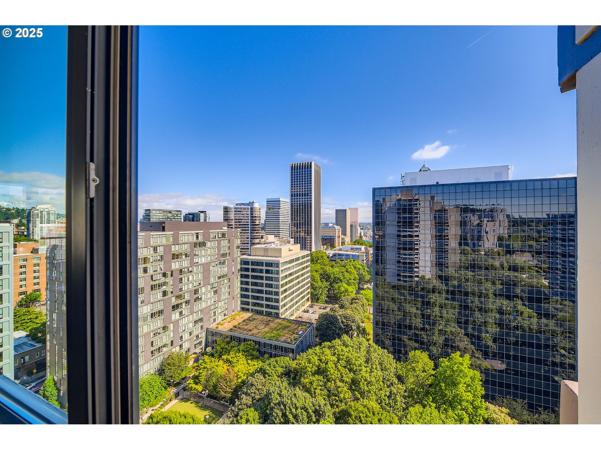 255 Southwest Harrison Street, Unit 21D Portland, OR 97201 - Photo 11 of 39 Dining Room