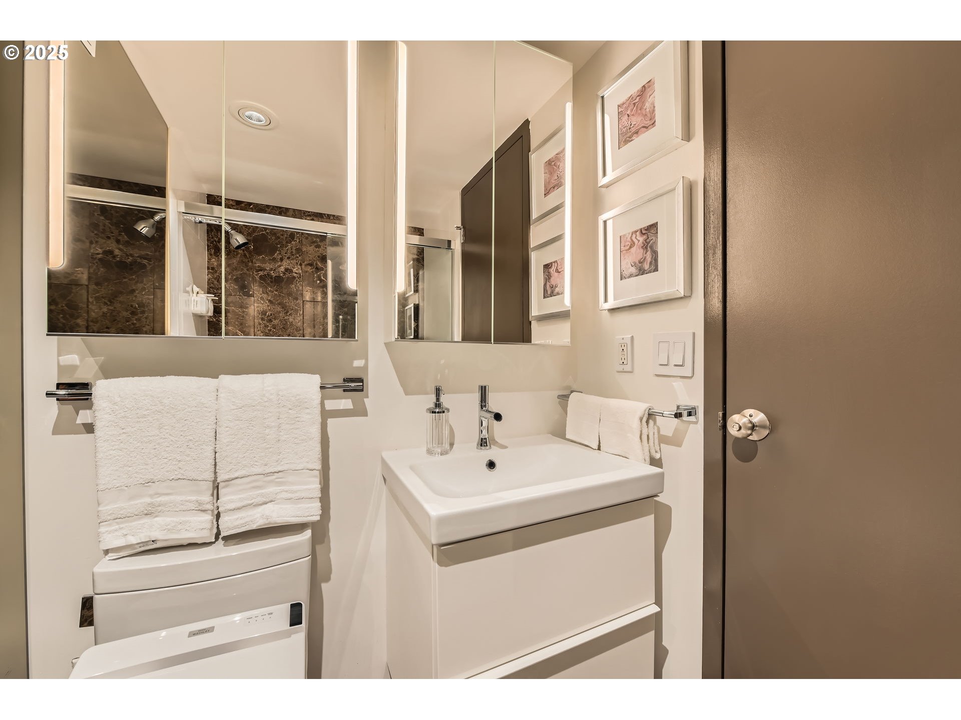 255 Southwest Harrison Street, Unit 21D Portland, OR 97201 - Photo 25 of 39 Bathroom